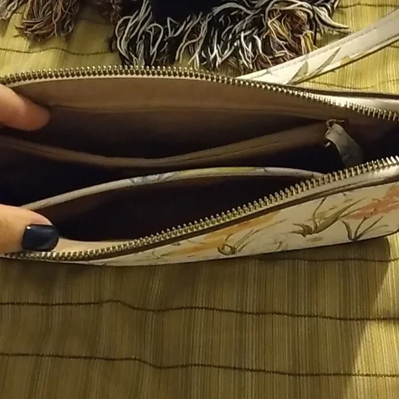 Purses - Picture 2 of 5